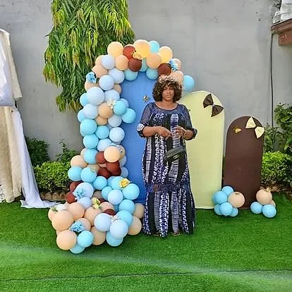 Arche de ballons bleu et pêche