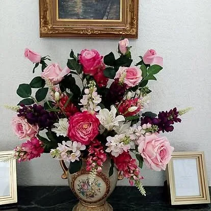 Composition de roses en vase