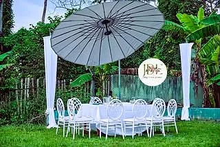 Chaises habillées, nœuds dorés