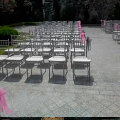 Chaises de cérémonie et nœuds roses