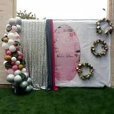 Décor pastel et couronnes fleuries