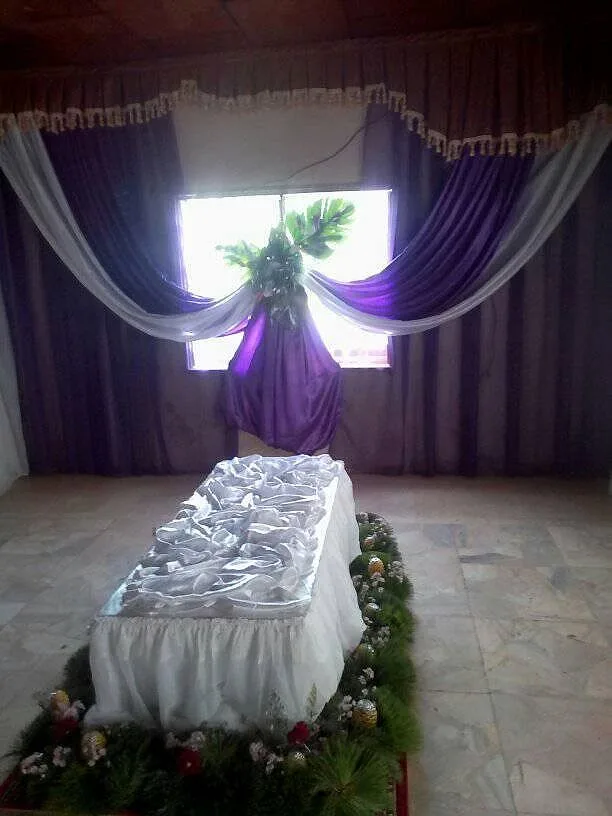 Hommage : drapés violet et blanc