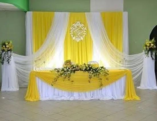 Scène des mariés jaune et blanc