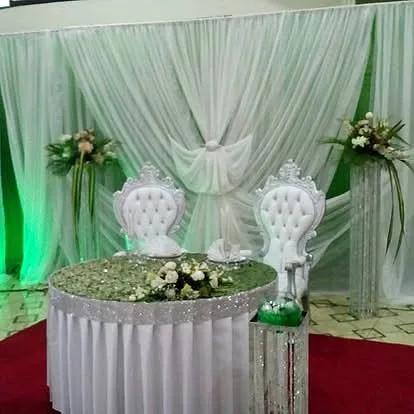 Table des mariés vert et blanc