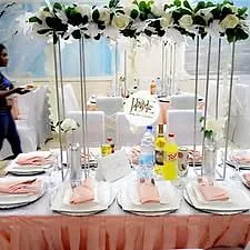 Table pêche et fleurs blanches